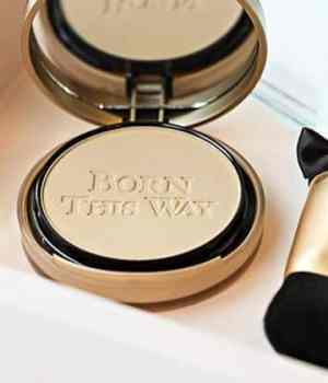 poudre compacte born this way Too Faced
