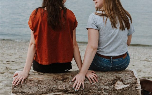 Draguer un timide : conseils pour aborder et séduire un introverti