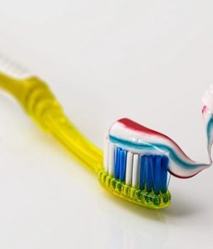 mettre du dentifrice sur les boutons