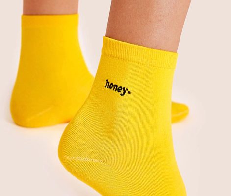 Chaussettes jaunes « honey. », Shein, 3€ Chaussettes jaunes « honey. », Shein, 3€