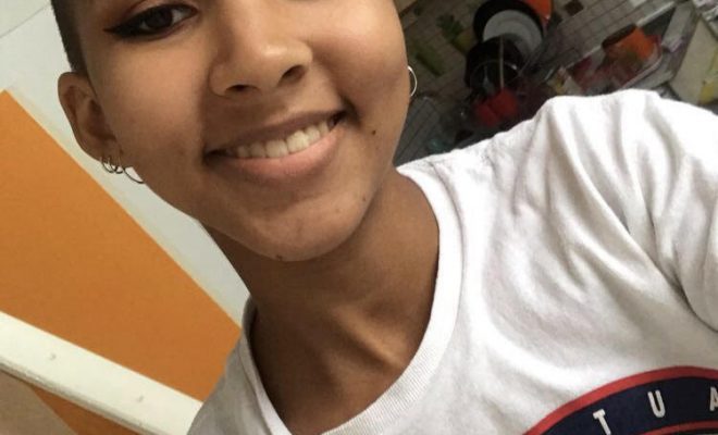 Noémie, le crâne rasé, souriante. Noémie, le crâne rasé, souriante.