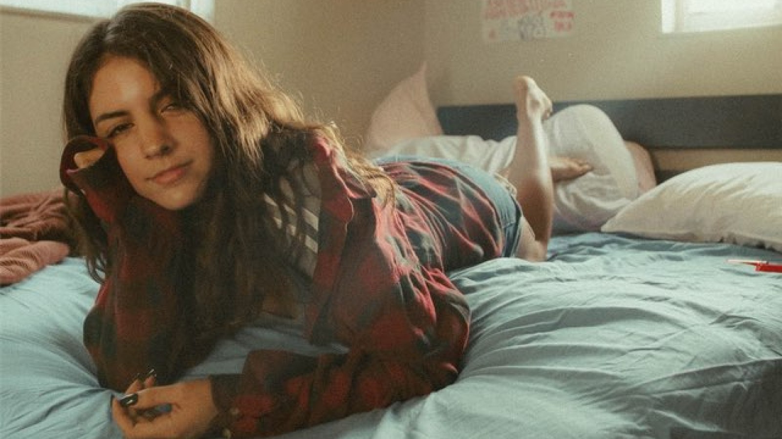 Faire l'amour dans le lit d'un ami : faut-il le dire à ses potes