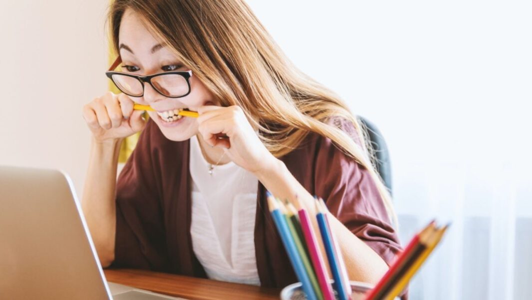 étudiante devant un bureau