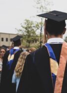 des étudiants devant une fac