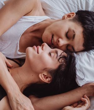 Couple de femmes allongées dans un lit qui parlent