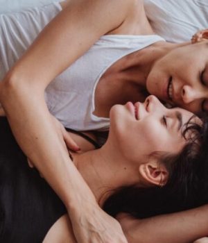 Couple de femmes dans lit se parlant Couple de femmes dans lit se parlant