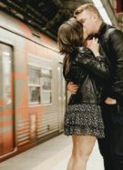 couple devant un métro