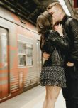 couple devant un métro