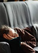 une personne allongee sur un canapé
