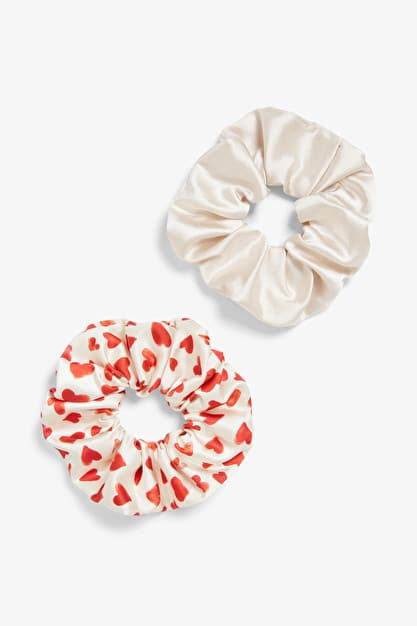 Scrunchies satinés imprimés cœurs, Monki, 8€
