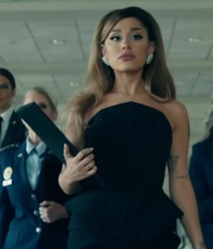 Ariana Grande en présidente des États-Unis dans le clip de sa chanson "Positions" Ariana Grande en présidente des États-Unis dans le clip de sa chanson "Positions"
