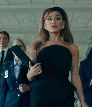 Ariana Grande en présidente des États-Unis dans le clip de sa chanson 