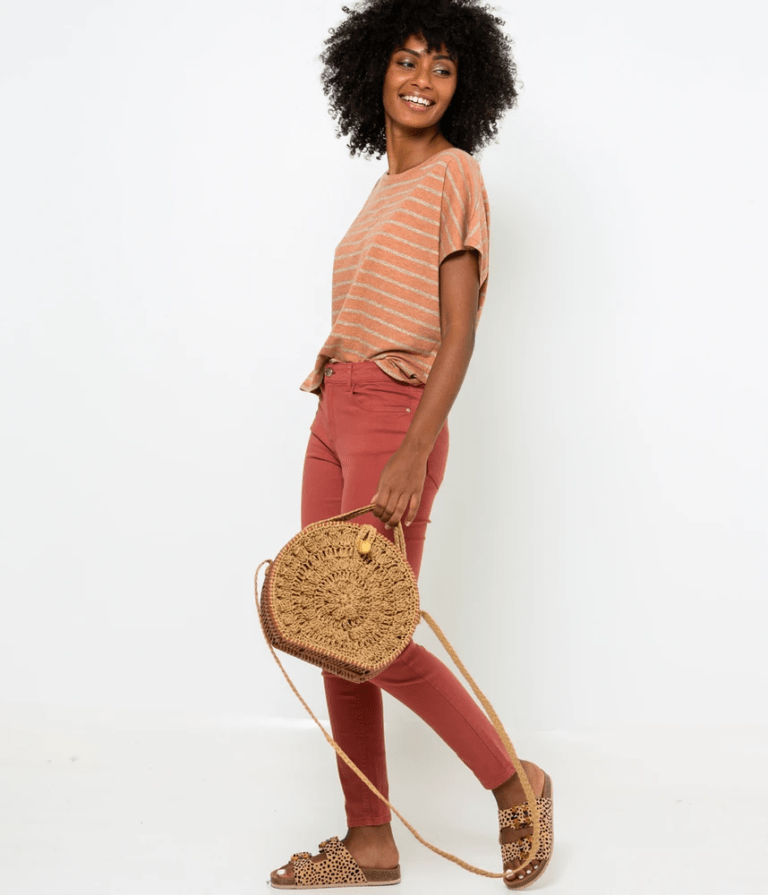 Jean skinny “Waterless” (produit avec peu d’eau par souci écologique), Camaïeu, 12 €. Jean skinny “Waterless” (produit avec peu d’eau par souci écologique), Camaïeu, 12 €.
