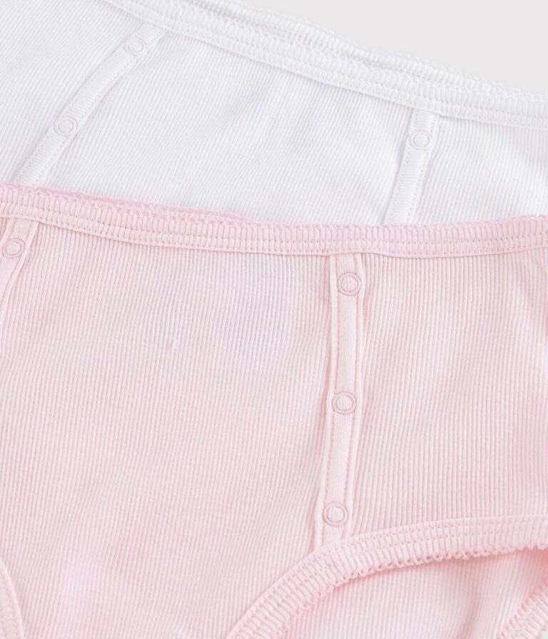 Lot de deux culottes en coton léger, taille haute, avec pressions décoratives esprit Vintage, Petit Bateau, 29,90€. Lot de deux culottes en coton léger, taille haute, avec pressions décoratives esprit Vintage, Petit Bateau, 29,90€.