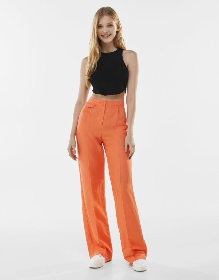 Pantalon à pinces en lin mélangé, Bershka, 25,99€. Pantalon à pinces en lin mélangé, Bershka, 25,99€.