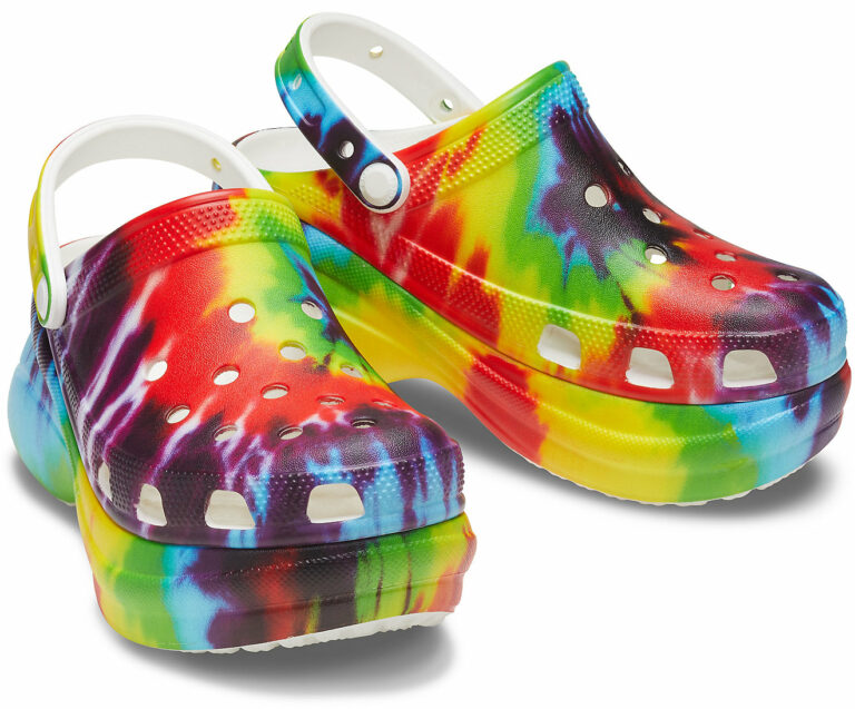 Sabots imprimé tie-dye, Crocs, 64,99€. Sabots imprimé tie-dye, Crocs, 64,99€.