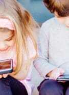 Deux enfants avec des smartphones
