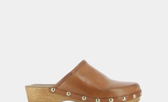 Sabot en cuir à clous, Jonak, 95€. Sabot en cuir à clous, Jonak, 95€.