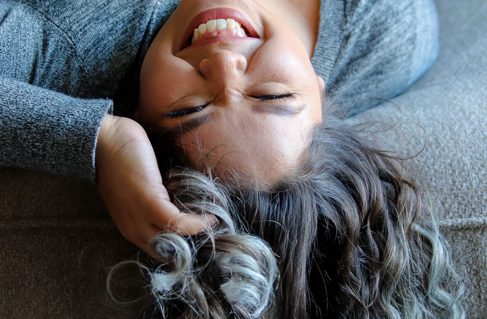 Assumer ses cheveux blancs : 4 conseils pour franchir le cap sans