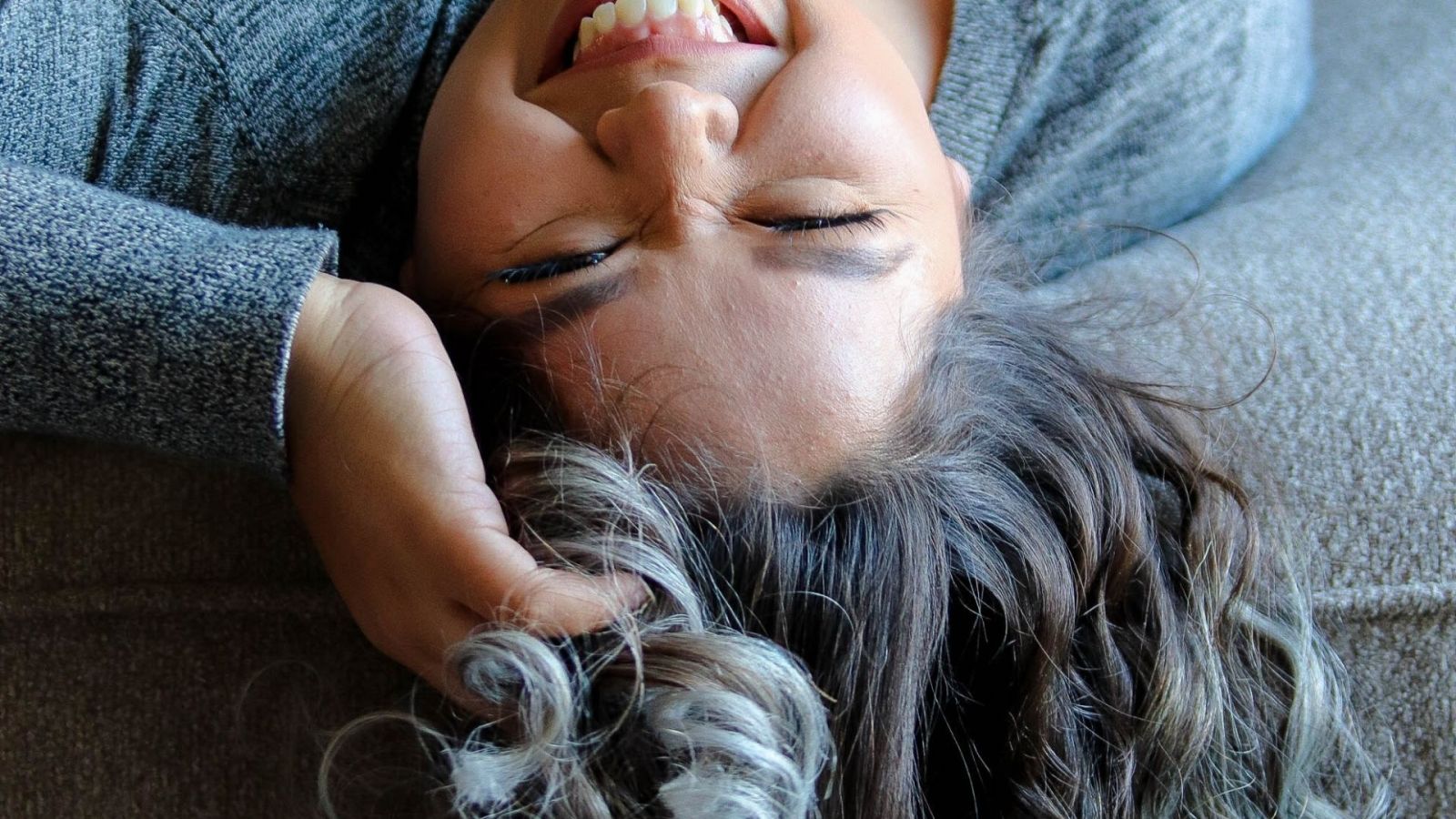 Take her white hair: 4 tips to cross the path without complex