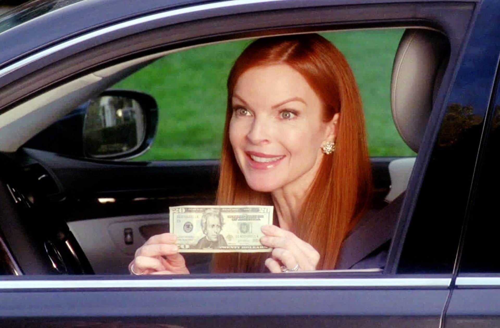 Bree Van der Kamp tient un billet