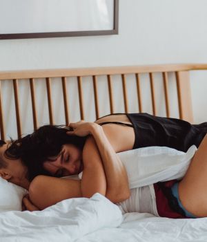 Un couple sur un lit