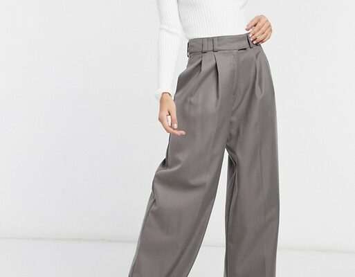 Pantalon large à pinces en polyester mélangé, Topshop, 51,99€. Pantalon large à pinces en polyester mélangé, Topshop, 51,99€.