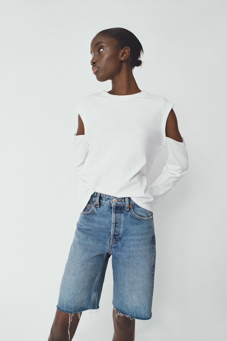 T-shirt à manches longues et découpes aux épaules, Zara, 15,95 €. T-shirt à manches longues et découpes aux épaules, Zara, 15,95 €.