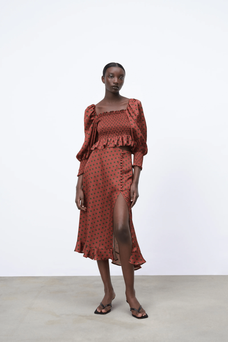 Top volanté en satin de polyester, 25,95€, et jupe volantée en satin de polyester, 39,95€, Zara. Top volanté en satin de polyester, 25,95€, et jupe volantée en satin de polyester, 39,95€, Zara.