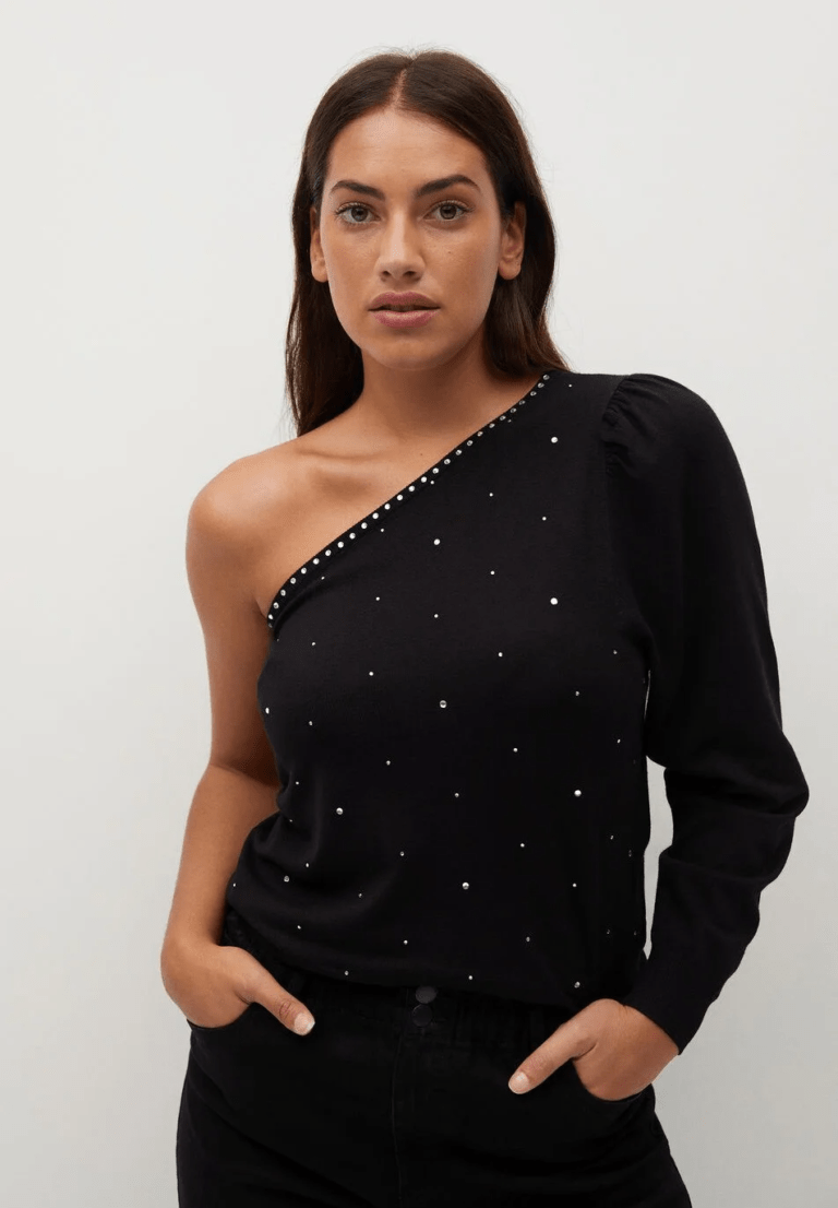Pull asymétrique à détail clouté, Violeta by Mango, 49,99 €. Pull asymétrique à détail clouté, Violeta by Mango, 49,99 €.