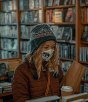 etudiante masquee dans une librairie