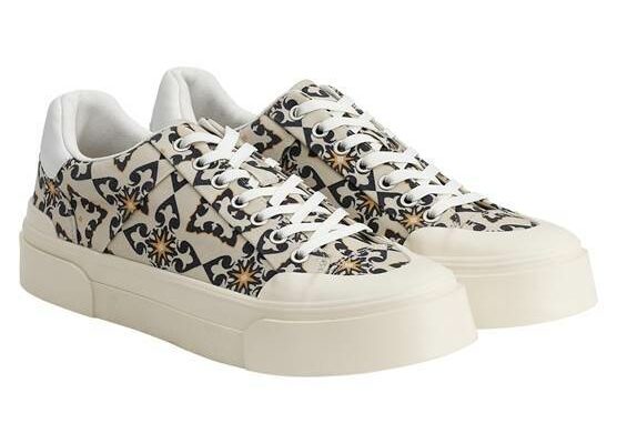 Baskets en toile de coton recylé et semelle en caoutchouc recyclé, H&M x Good News, 49.99€ (disponible à partir du 1er avril). Baskets en toile de coton recylé et semelle en caoutchouc recyclé, H&M x Good News, 49.99€ (disponible à partir du 1er avril).