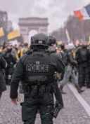Un policier en uniforme lors d'une manifestation à Paris (photo prétexte issue d'une banque d'image)
