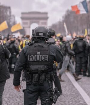 Un policier en uniforme lors d'une manifestation à Paris (photo prétexte issue d'une banque d'image)