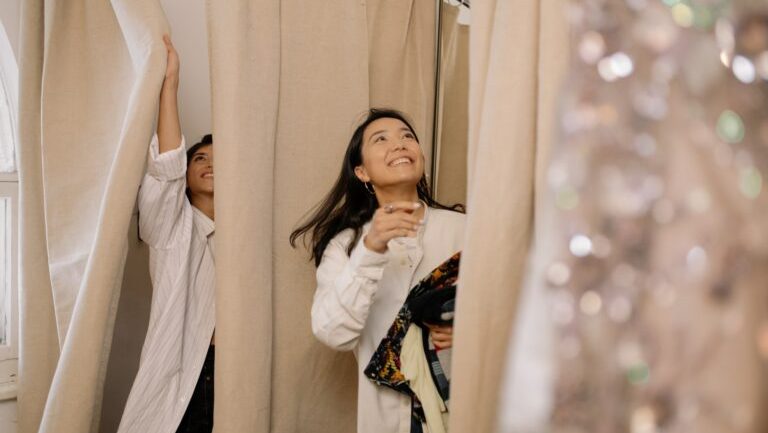 Des femmes s'apprêtent à essayer des vêtements dans une cabine d'essayage (photo prétexte d'une banque d'image)
