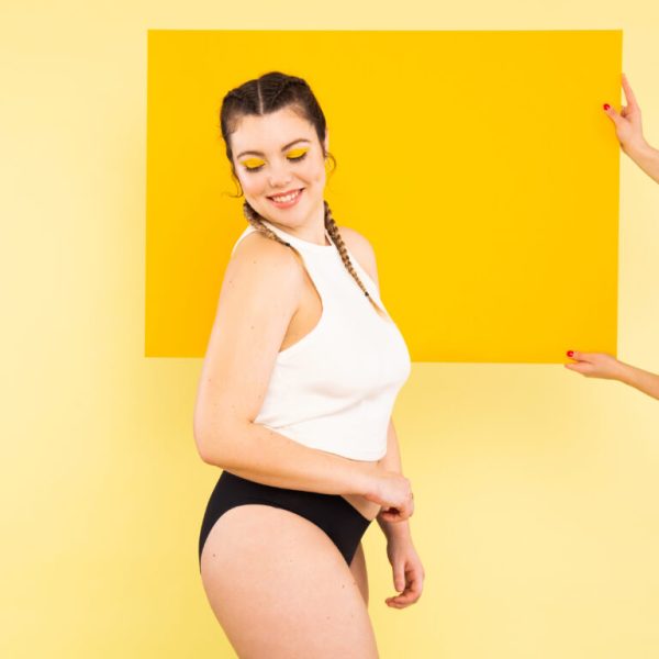 Héloïse Martin pose pour la campagne de lancement de la culotte menstruelle Artémis de Smoon