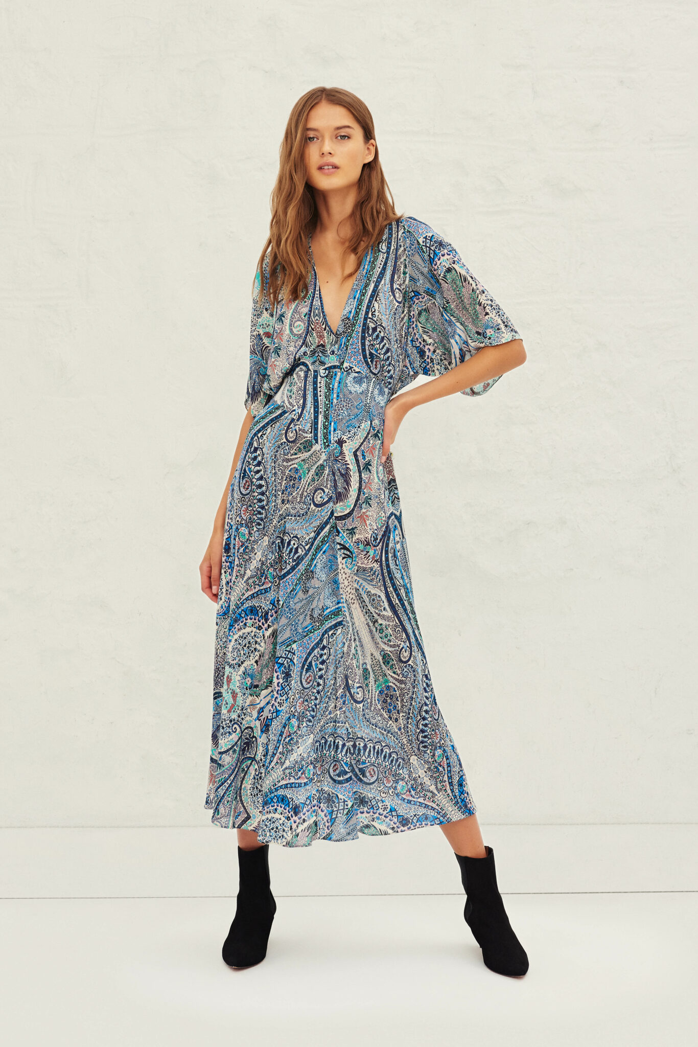 Robe longueur midi en viscose, imprimé cachemire, à décolleté en V, manches chauve-souris, et goutte ouverte dans le dos, ba&sh, 290€. Robe longueur midi en viscose, imprimé cachemire, à décolleté en V, manches chauve-souris, et goutte ouverte dans le dos, ba&sh, 290€.