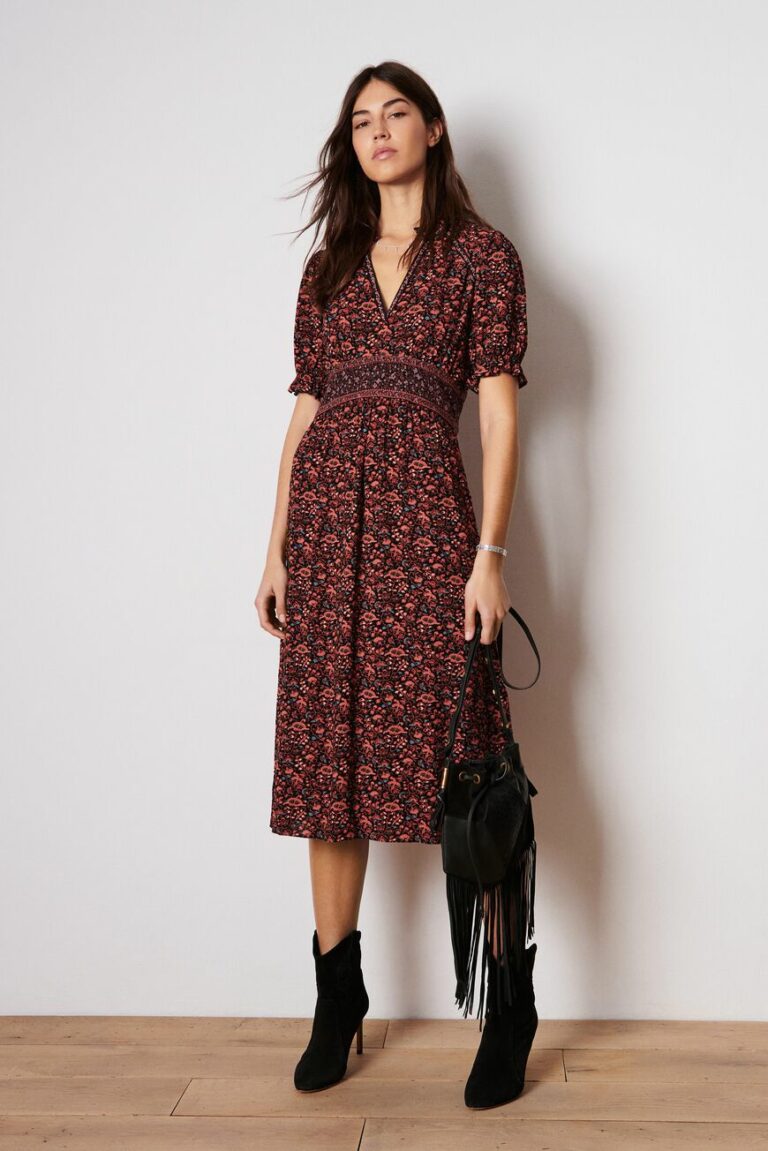 Robe imprimée en viscose, longueur midi, à décolleté en V, et motif contrastant à la taille pour la marquer, ba&sh, 240€. Robe imprimée en viscose, longueur midi, à décolleté en V, et motif contrastant à la taille pour la marquer, ba&sh, 240€.