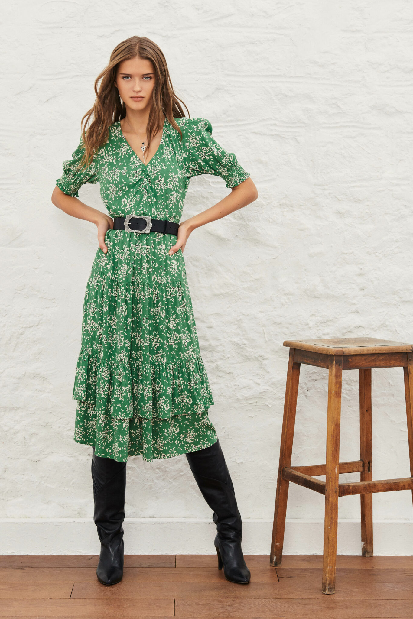 Robe imprimée, longueur midi, à manches smockées, et jupe volantée, en Lenzing Eco Vero, ba&sh, 220€. Robe imprimée, longueur midi, à manches smockées, et jupe volantée, en Lenzing Eco Vero, ba&sh, 220€.