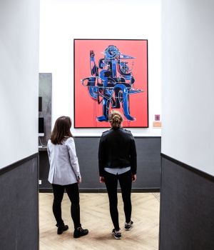 Deux étudiantes de l'ICART au musée