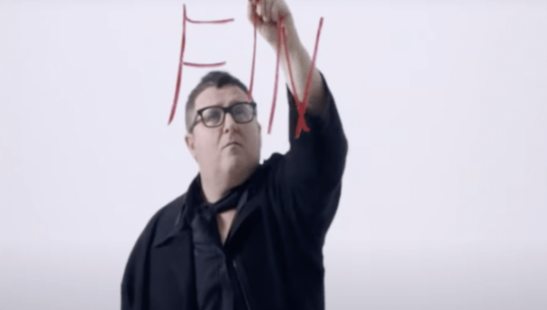 Alber Elbaz, en train d'écrire le mot FIN sur une vitre, dans un reportage de l'émission" Entrée Libre" sur France 5