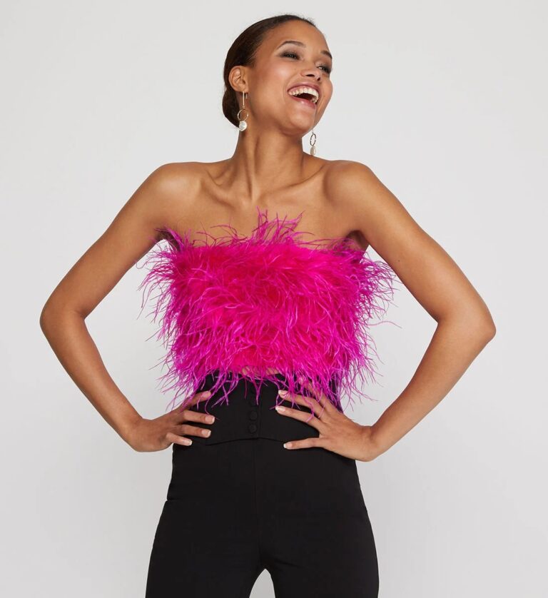 Tube top en fausses plumes roses, Bardot, 179,95€. Tube top en fausses plumes roses, Bardot, 179,95€.