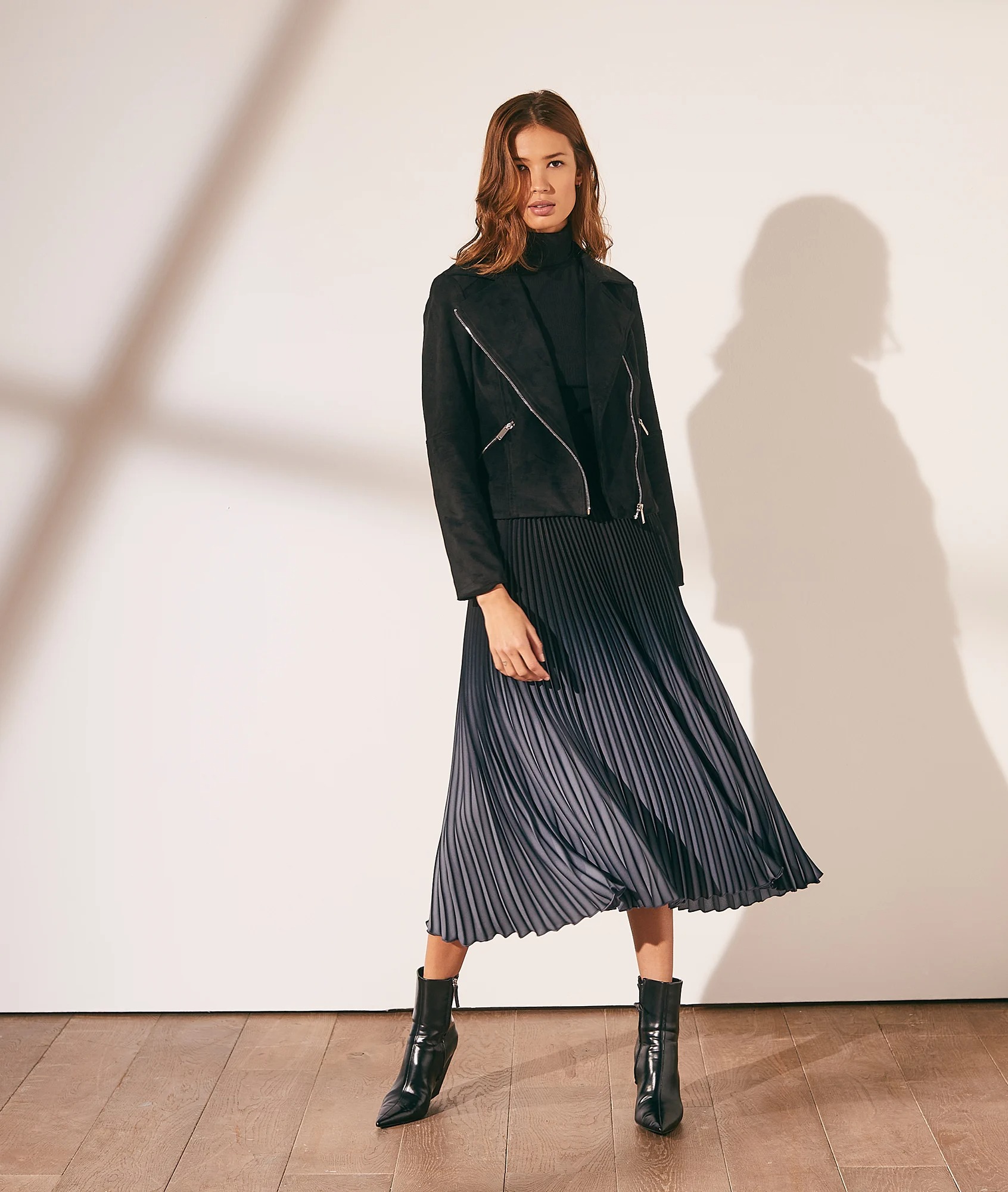 Jupe plissée en polyester, longueur midi, dans un dégradé de gris, Etam, 29,99€ au lieu de 59,99€.