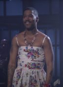 Kid Cudi en robe à fleurs signée Off-White sur le plateau du Saturday Night Live, le 10 avril 2021Kid Cudi en robe à fleurs signée Off-White sur le plateau du Saturday Night Live, le 10 avril 2021