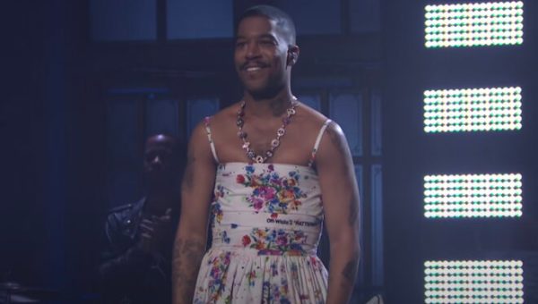 Kid Cudi en robe à fleurs signée Off-White sur le plateau du Saturday Night Live, le 10 avril 2021