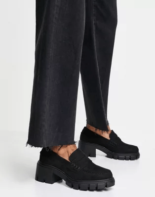 Mocassins en similicuir et semelle à plateforme crantée, Asos Design, 34,99€.