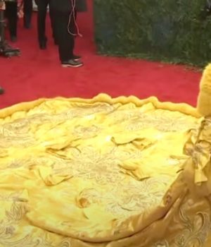 Rihanna en robe Guo Pei au gala du Met 2015