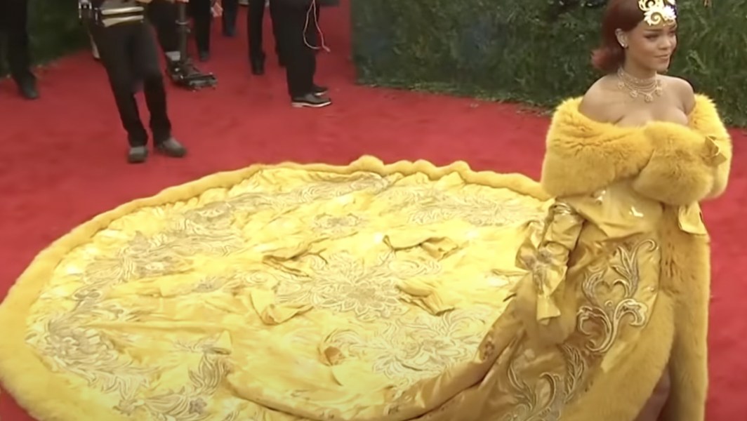 Rihanna en robe Guo Pei au gala du Met 2015