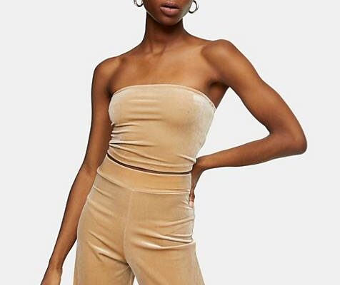 Tube top en velours beige, Asos, 11,85€. Tube top en velours beige, Asos, 11,85€.
