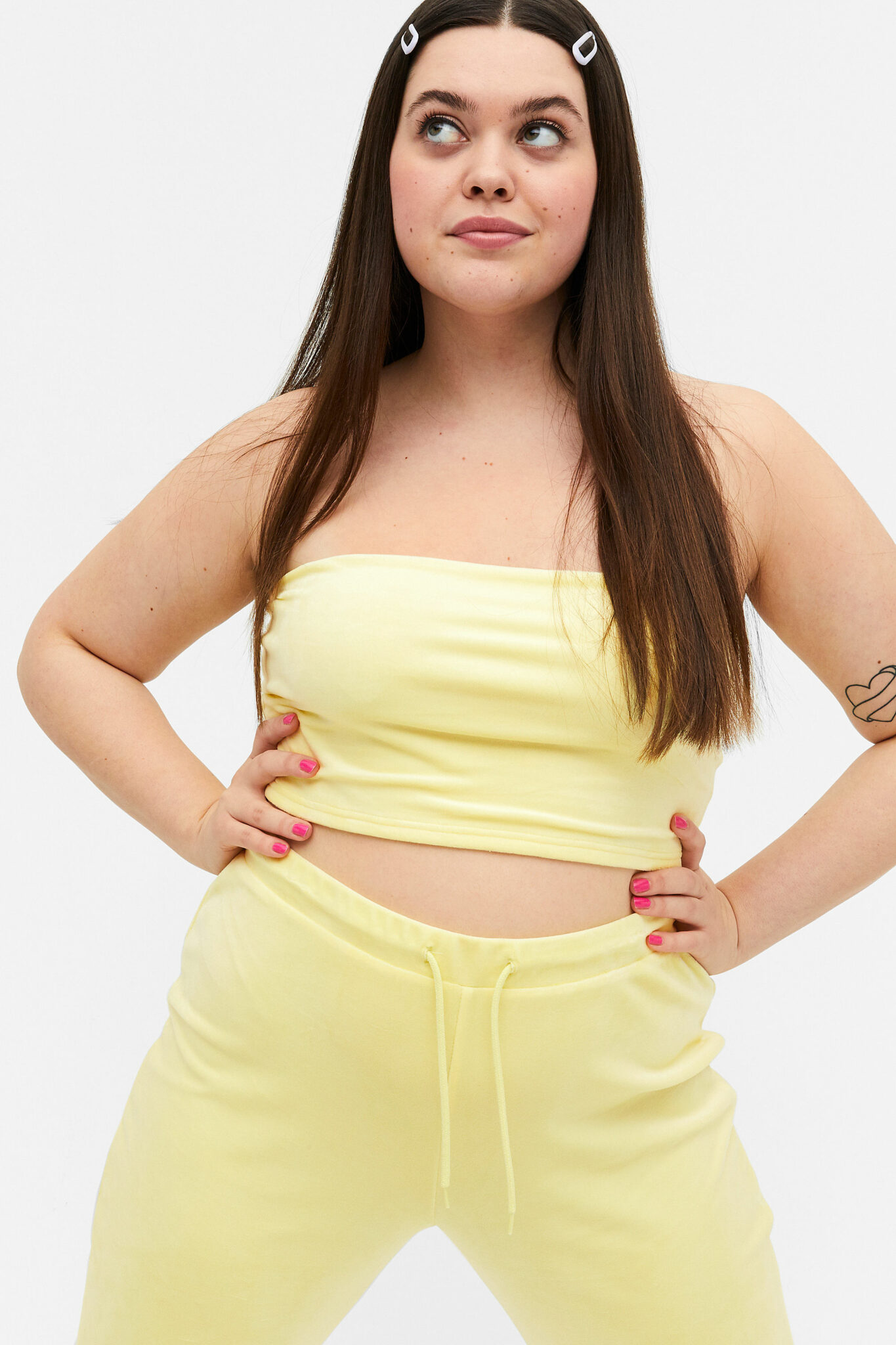 Tube top en velours jaune, Monki, 8€. Tube top en velours jaune, Monki, 8€.
